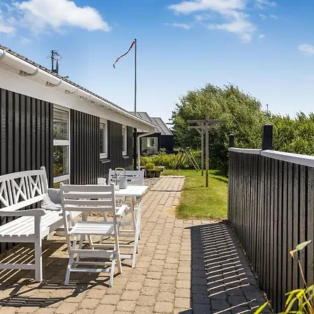 Hariet - 300m From The Sea By Interhome