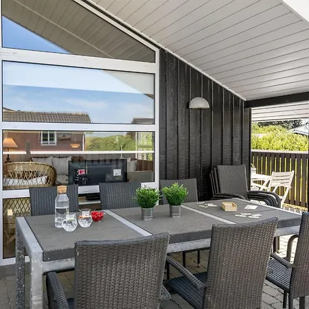 Hariet - 300m From The Sea By Interhome Lakolk